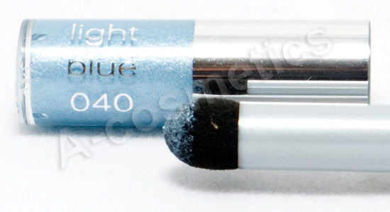 detail vlasu Oční stíny v tužce - Eye Shadow Monomatic - 040 Light Blue